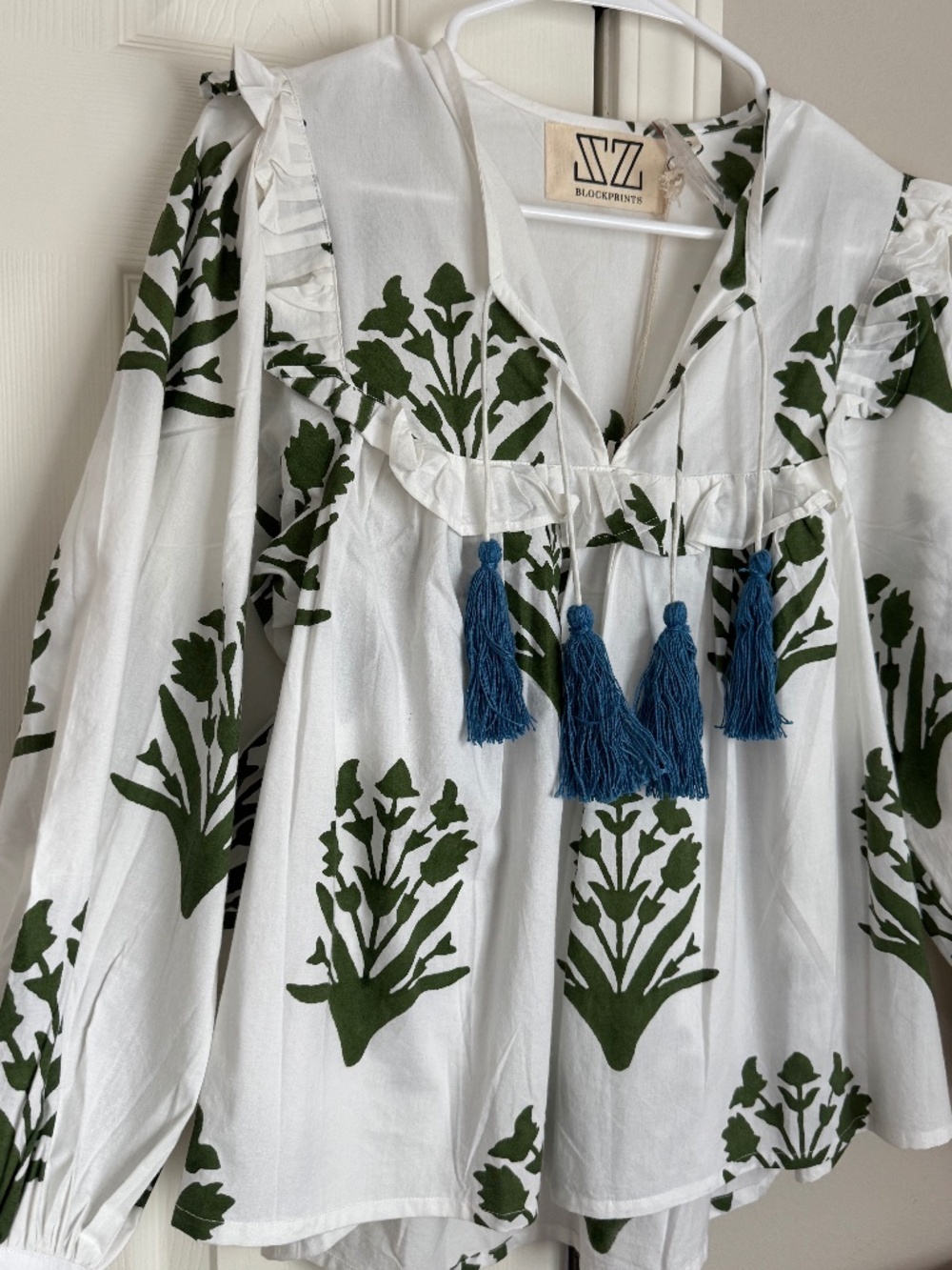 NWT, SZ BLOCKPRINTS, HANDBLOCKED CLOVER TOP IN MOSS GREEN W/ FOUR GREAT TASSELS